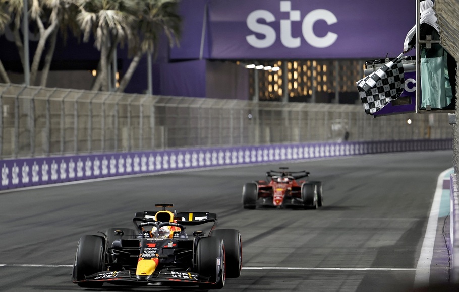 Pembalap Red Bull Max Verstappen (depan) melintasi garis finis untuk menjuarai balap Formula 1 Grand Prix Saudi Arabia 22, di Sirkuit Jeddah, 27 Maret 2022.