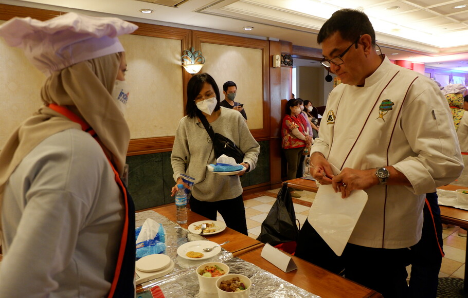 Chef Vindex Tengker menilai hidangan peserta Lomba Masak Indomaret di Hotel Sari Pan Pacific Jakarta 26-27 Maret 2022. 
