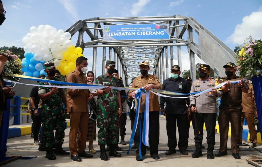 Gubernur Banten Wahidin Halim meresmikan Jembatan Ciberang yang berlokasi di Kampung Muhara, Desa Ciladaeun, Kecamatan Lebak Gedong, Kabupaten Lebak, Senin 28 Maret 2022.