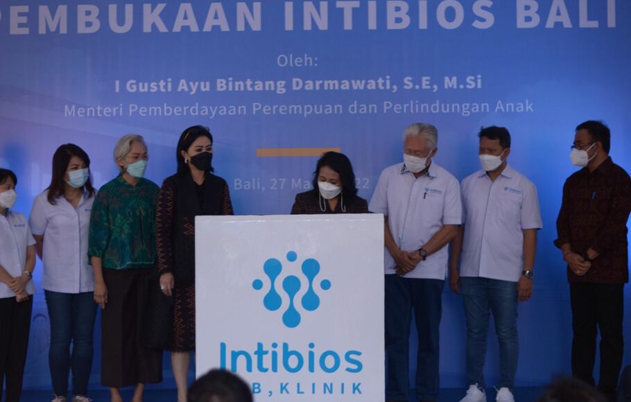 Menteri Pemberdayaan Perempuan dan Perlindungan Anak, I Gusti Ayu Bintang Darmawati turut meresmikan Intibios Lab, Klinik, dan Farmasi di Denpasar, Bali, Senin, 27 Maret 2022.