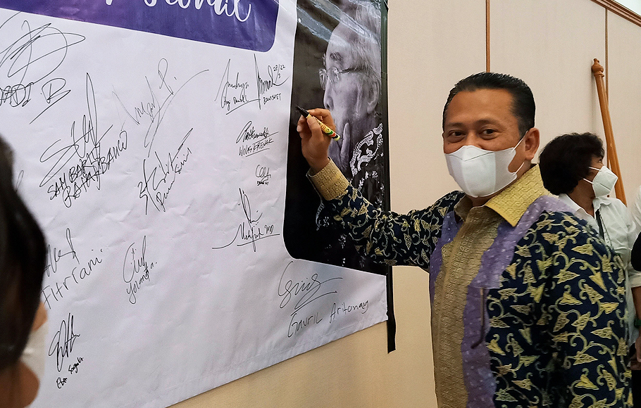 Ketua MPR Bambang Soesatyo membubuhkan tanda tangan dukungan kepadan tokoh nasional Sabam Sirait menjadi pahlawan nasional di Gedung Nusantara IV, Kompleks Parlemen, Senayan, Jakarta, Senin, 28 Maret 2022.