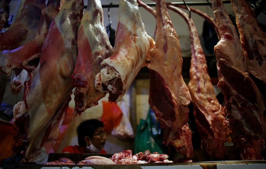 Pedagang daging sapi menunggu pembeli di Pasar Senen, Jakarta Pusat.
