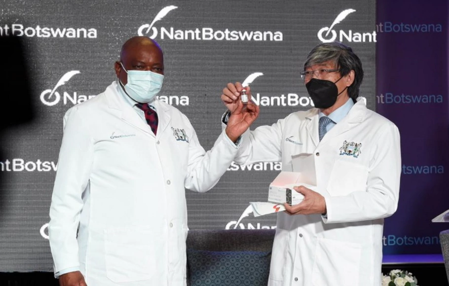 Presiden Botswana Mokgweetsi Masisi (kiri) dan Chief Executive Officer (CEO) NantWorks Patrick Soon-Shiong, menghadiri upacara peluncuran pabrik vaksin NantBotswana di Gaborone, Botswana, pada Senin 28 Maret 2022.