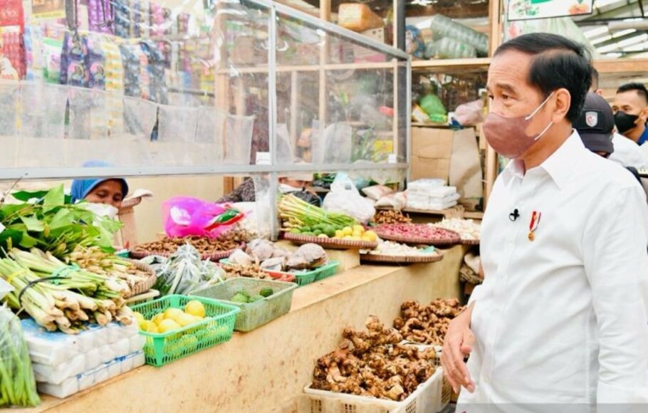 Presiden Joko Widodo saat mengunjungi Pasar Rakyat di Desa Tempurejo, Kabupaten Magelang, Jawa Tengah, Rabu, 30 Maret 2022. 