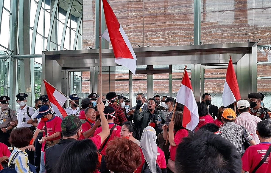 Aksi demonstrasi Nasabah WanaArtha Life di depan Kantor OJK, Jakarta, Rabu, 30 Maret 2022.