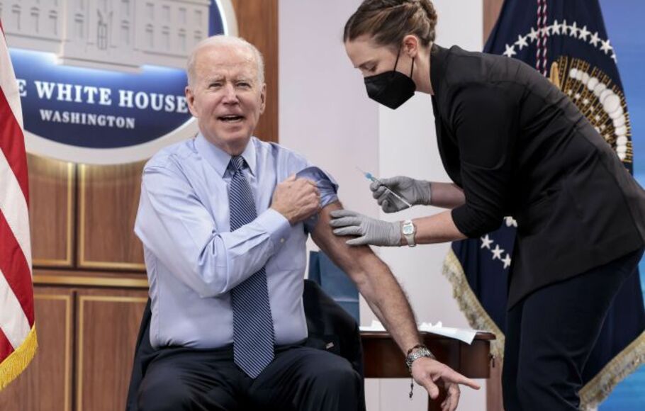 Presiden Amerika Serikat Joe Biden mendapatkan dosis booster kedua vaksin Covid-19.
 