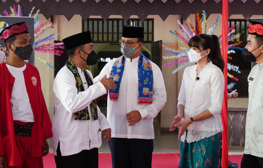 Gubernur DKI Jakarta berbicara dengan penggagas Lomba Koki Kampung Fajar Alam Setiabudi, Siska dan Trendy Wijaya yang digelar di kawasan Condet, Jakarta Timur.