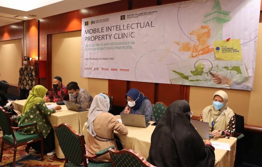 Pelayanan mobile IP Clinic yang dilaksanakan Kanwil Kumham DKI Jakarta untuk lebih mendekatkan ke masyarakat.