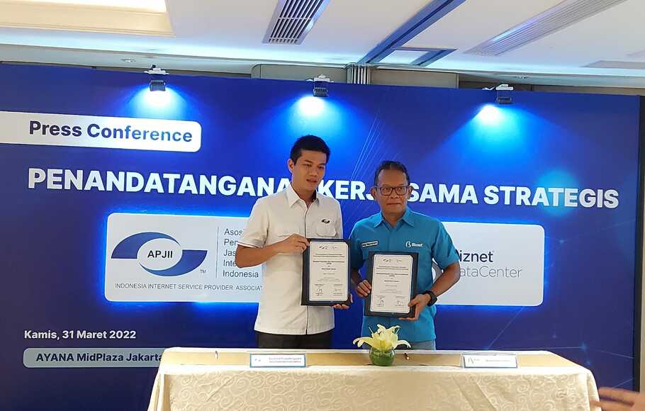 Asosiasi Penyelenggara Jasa Internet Indonesia (APJII) dan Biznet Data Center (BDC) melakukan kerja sama strategis dengan meluncurkan simpul Indonesia Internet Exchange (IIX).