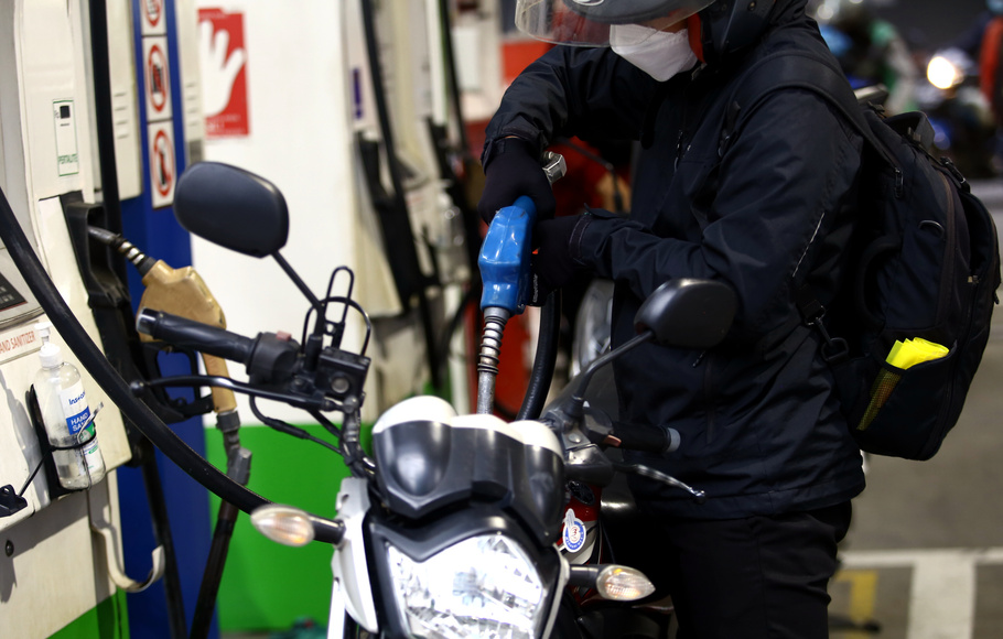 Pengendara mengisi bensin jenis pertamax di salah satu SPBU di Jakarta, Kamis, 31 Maret 2022.