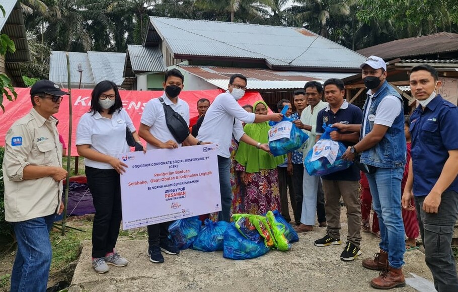 BRI Life memberikan bantuan kepada korban terdampak bencana gempa bumi di Kabupaten Pasaman, Sumatera Barat. 