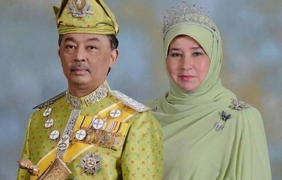 Raja Malaysia Sultan Abdullah Sultan Ahmad Shah dan Ratu Tunku Azizah Aminah Maimunah Iskandariah.