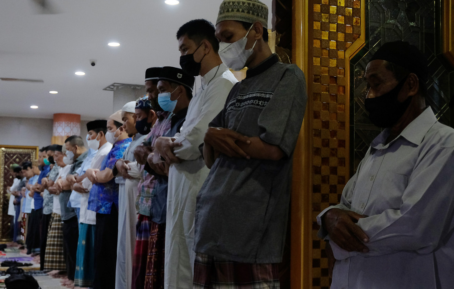 Umat Islam menggunakan masker saat melaksanakan Shalat Tarawih di Masjid Raya Baiturrahmah, Denpasar, Bali, Sabtu, 2 April 2022.