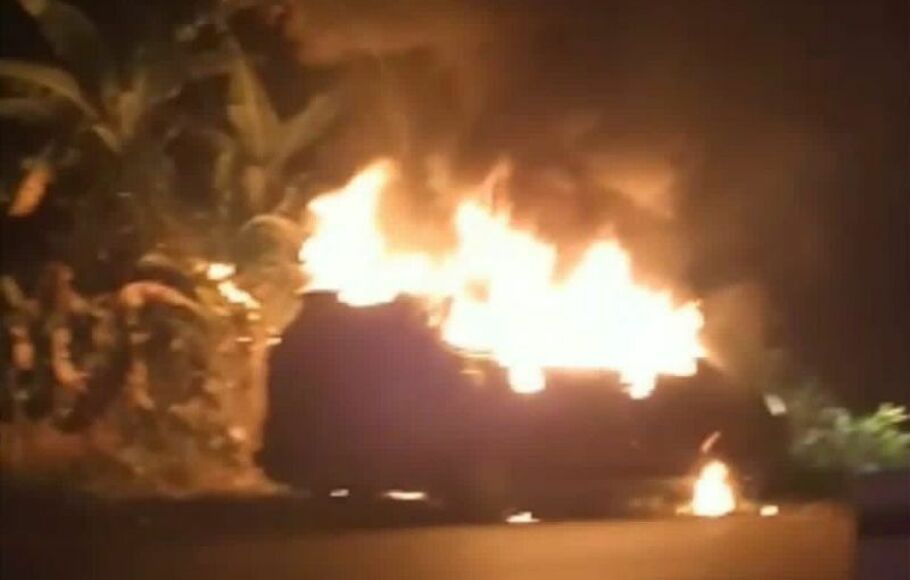 Mobil yang terbakar di Jalan Christopel Mihing Kecamatan Baamang usai mengisi BBM di SPBU, Sabtu malam, 2 April  2022.