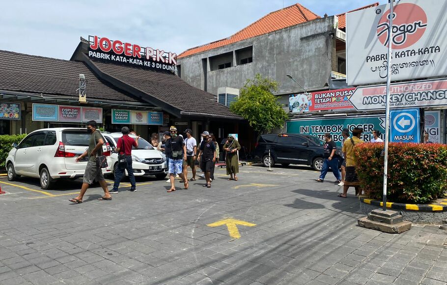 Banyaknya wisatawan yang berbelanja di toko Joger Pabkrik Kata Kata, membuat seputaran Jalan Raya Kuta, Badung, Bali, juga ikut terdampak secara ekonomi.