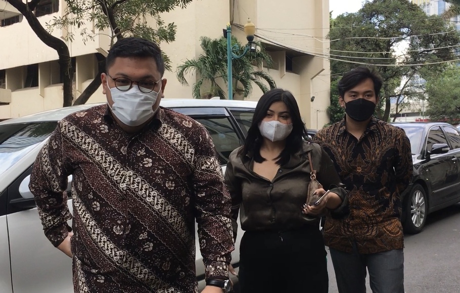 Dea OnlyFans (tengah) didampingi kuasa hukumnya Abdilah Syarifudin (kiri) dan Herlambang Ponco (kanan, saat tiba di Polda Metro Jaya, Senin, 4 April 2022