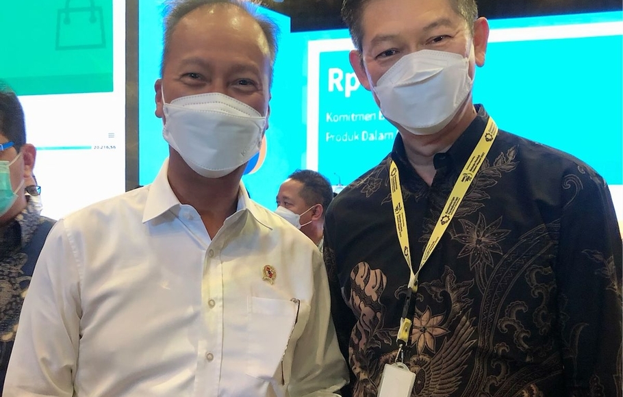 Menteri Perindustrian Agus Gumiwang Kartasasmita (kiri) bersama Direktur Utama Zyrex Timothy Siddik.