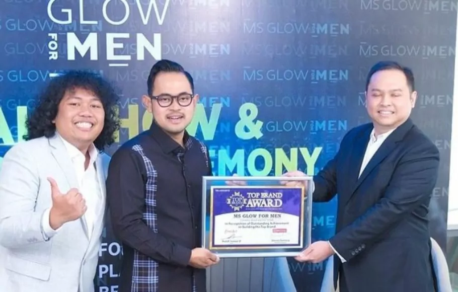 MS Glow For Men meraih penghargaan Top Brand Award yang diterima oleh owner MS Glow Gilang Widya Pramana.