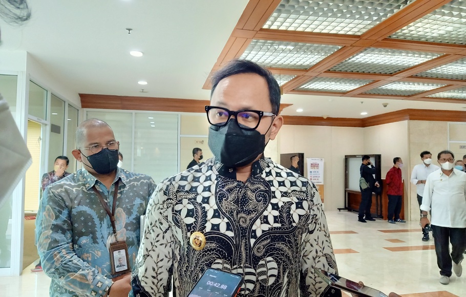 Ketua Apeksi Bima Arya Sugiarto saat ditemuidi Gedung DPR, Kompleks Parlemen, Senayan, Jakarta, Rabu, 6 April 2022.