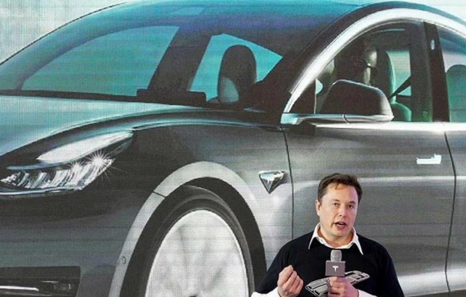 CEO Tesla Inc Elon Musk berbicara di atas panggung saat acara peluncuran mobil Model 3 buatan Tesla Tiongkok di pabriknya di Shanghai.