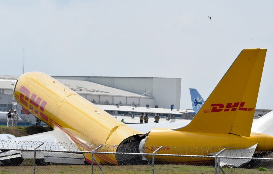 Satu pesawat kargo DHL tampak patah setelah mendarat darurat di bandara internasional Juan Santa Maria karena masalah mekanis, di Alajuela, Kosta Rika, pada Kamis 7 April 2022. Dua awak pesawat selamat tanpa cedera. 