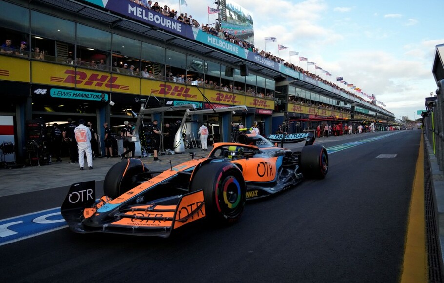 Pembalap McLaren Lando Norris keluar dari pit pada sesi kualifikasi di Sirkuit Albert Park di Melbourne pada 9 April 2022.