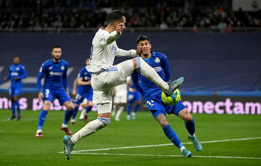 Pemain Real Madrid Lucas Vazques mengontrol bola saat pertandingan Liga Spanyol melawan Getafe di Stadion Santiago Bernabeu, Madrid, Sabtu 9 April 2022.