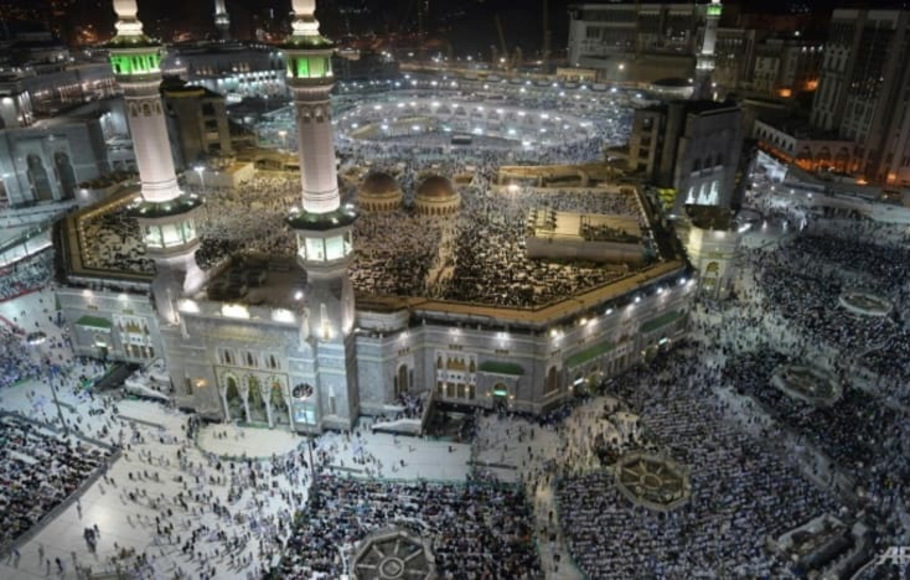 Jemaah haji berkumpul di Masjidil Haram di kota suci Makkah, Arab Saudi pada 7 Agustus 2019. Saudi menyatakan akan meningkatkan jumlah haji secara dramatis pada 2022.