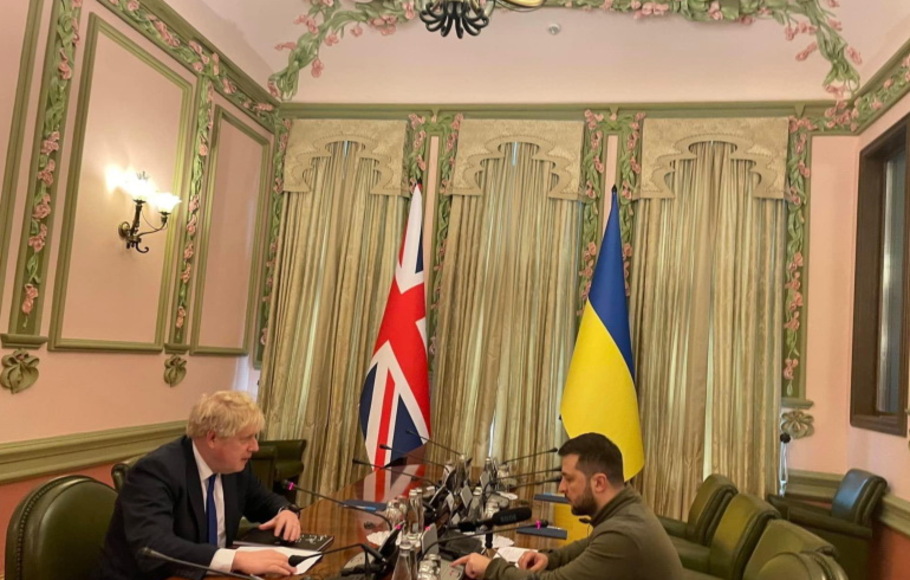 Perdana Menteri Inggris Boris Johnson bertemu dengan Presiden Ukraina Volodymyr Zelenskyy di Kyiv, Ukraina pada Sabtu 9 April 2022.  