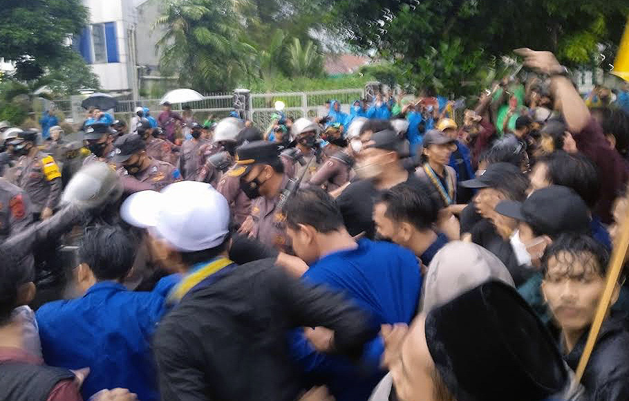 Aksi mahasiswa di Bogor berusaha menerobos blokade petugas dan masuk ke Istana Kepresidenan Bogor, Senin, 11 April 2022.