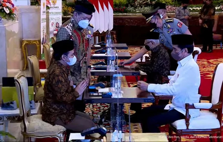 Presiden Joko Widodo (Jokowi) membayarkan zakat melalui Badan Amil Zakat Nasional (Baznas) di Istana Negara, Jakarta Selasa (12/4/2022).