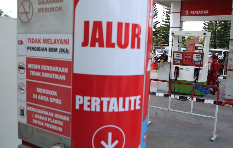 Petugas melayani pengisian BBM jenis Pertalite di SPBU 74.931.04 Tapak Kuda, Kendari, Sulawesi Tenggara, Selasa (12/4/2022).