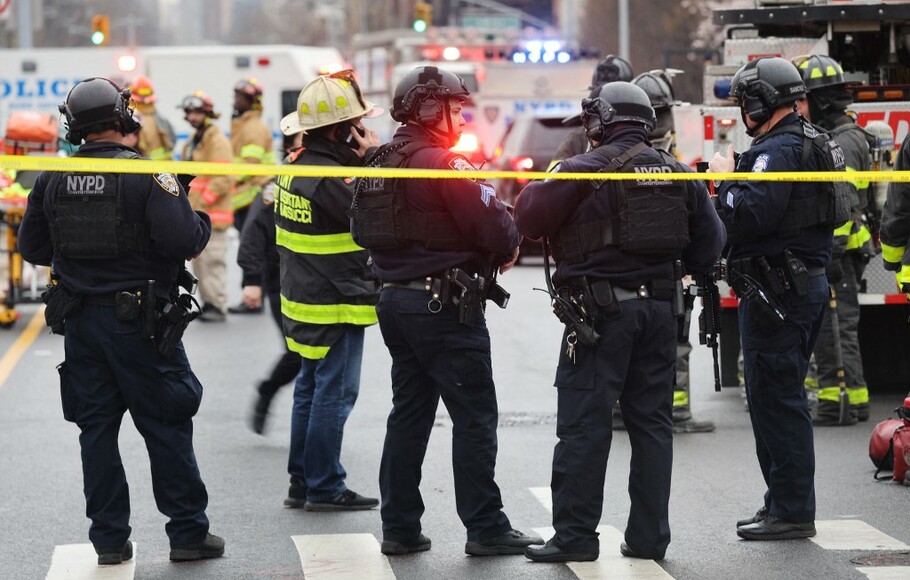 Polisi dan petugas tanggap darurat berkumpul di lokasi penembakan yang dilaporkan terhadap banyak orang di luar stasiun kereta bawah tanah 36 St pada 12 April 2022.
