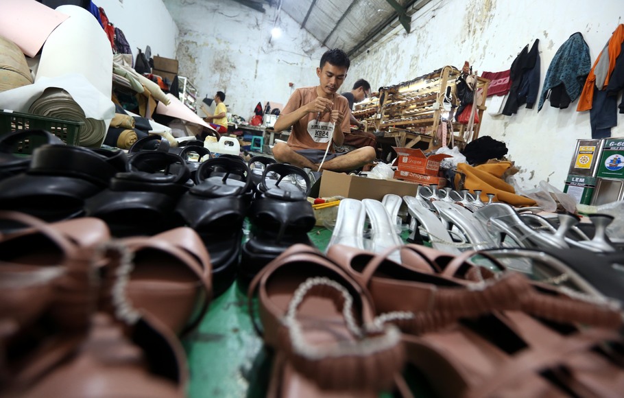 Pekerja menyelesaikan pembuatan sepatu dan sandal wanita di industri sepatu rumahan di Pamulang, Tangerang Selatan, Banten, Rabu, 13 April 2022. Menjelang Lebaran 2022, permintaan sepatu dan sandal untuk wanita di UMKM ini meningkat hingga 80%, yang didominasi dari pedagang luar daerah Jabodetabek seperti Kota Makassar dan Pulau Kalimantan.