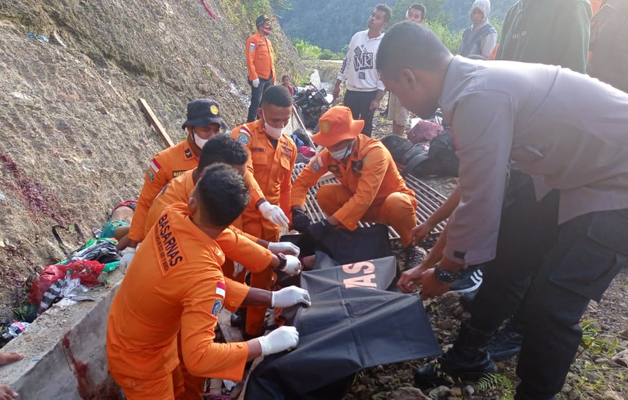 Evakuasi korban kecelakaan maut sebuah truk di Kilometer 10, Distrik Minyambou, Rabu 13 April 2022.
