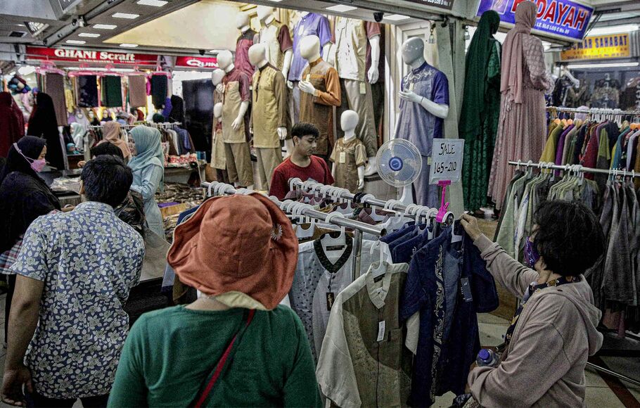 Pengunjung memilih untuk membeli busana muslim di Pasar Blok-A Tanah Abang, Jakarta Pusat.