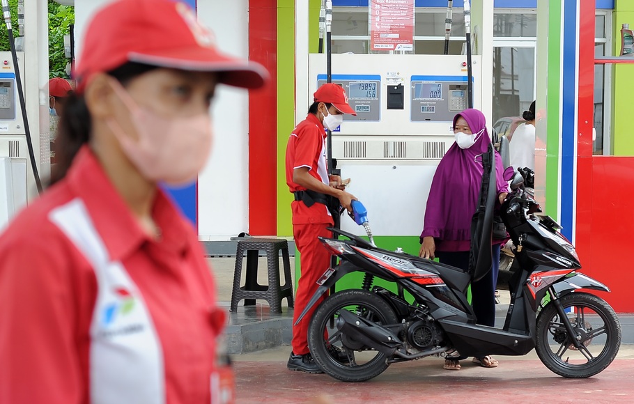 Petugas mengisi BBM ke kendaraan konsumen di SPBU 24.361.77 Mayang Mangurai, Kota Baru, Jambi, Kamis (14/4/2022).