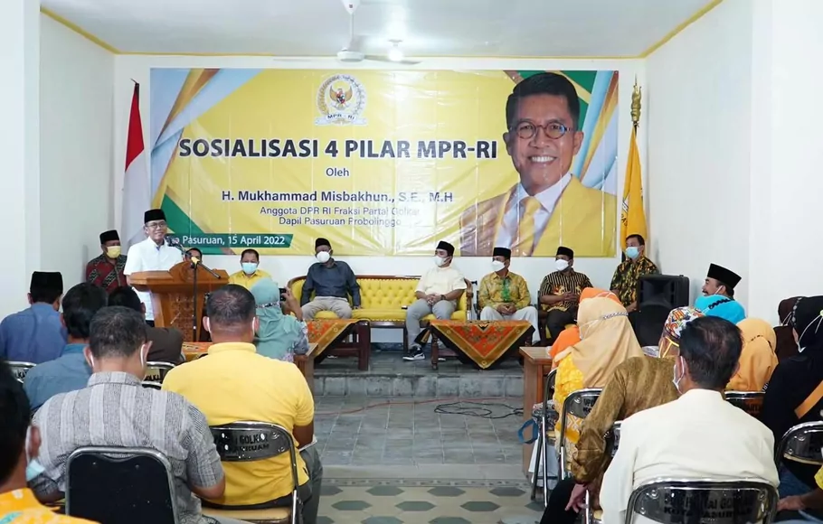 Anggota DPR Mukhamad Misbakhun menggembleng kader-kader Golkar di Kota Pasuruan dengan materi tentang aplikasi 4 Pilar dalam kehidupan berbangsa dan bernegara, Jumat, 15 April 2022.