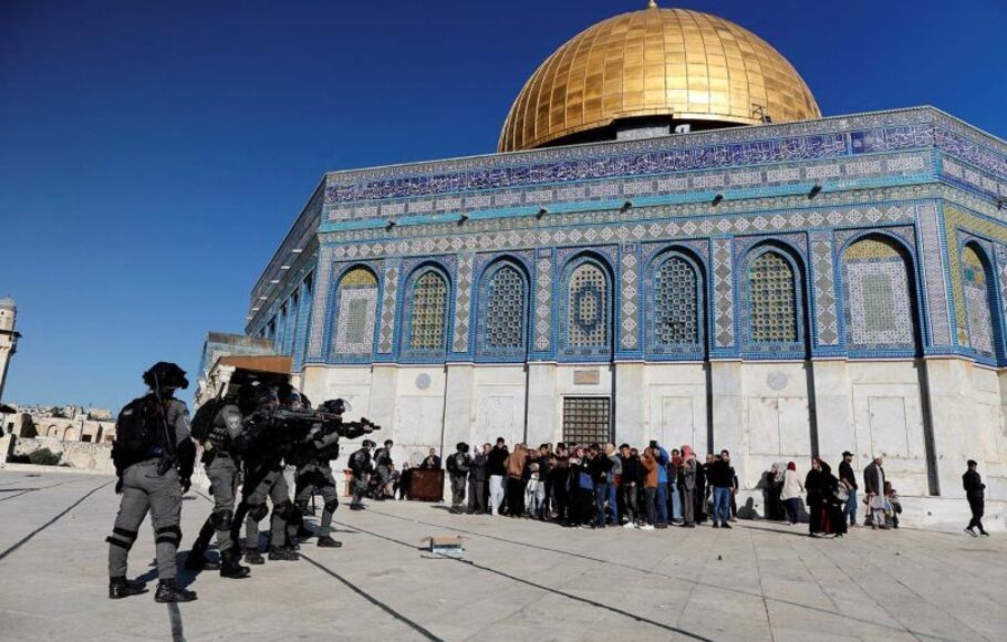 Pasukan keamanan Israel bergerak menghadapi para pengunjuk rasa asal Palestina, di lapangan tempat Mesjid Al Aqsa berada, di Kota Tua Yerusalem, 15 April 2022.