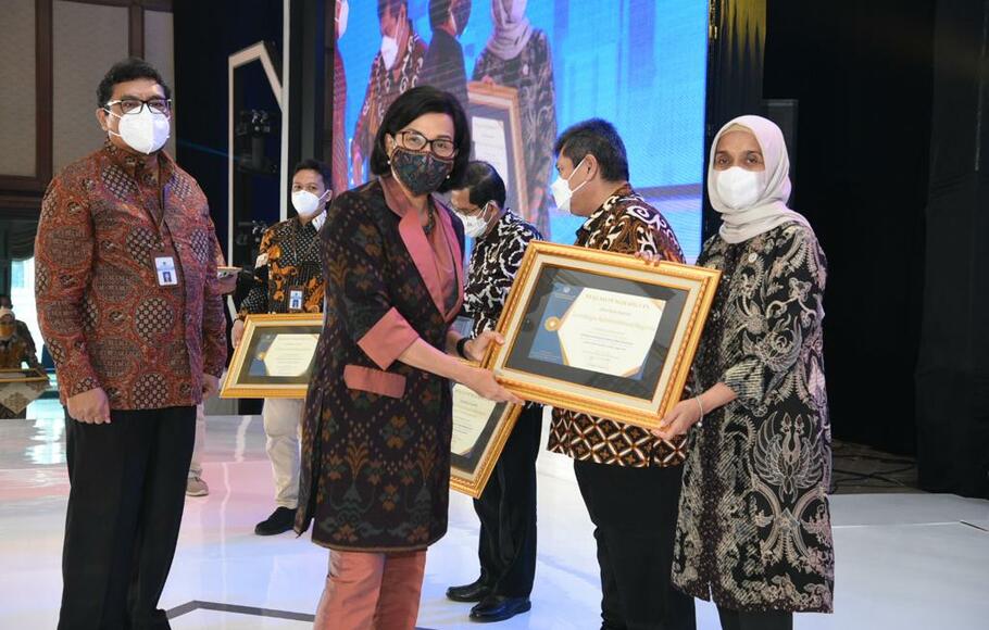 Sekretaris Utama LAN, Reni Suzana saat menerima penghargaan dari Menkeu, Jakarta, Rabu, 13 April 2022