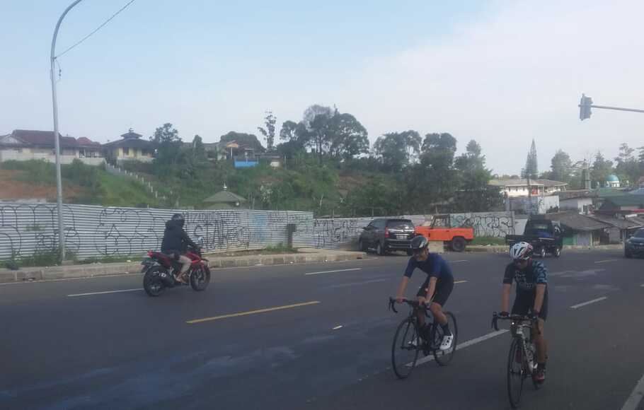 Arus lalu lintas kendaraan di jalur Puncak Bogor terpantau lancar, pada Minggu, 17 April 2022.