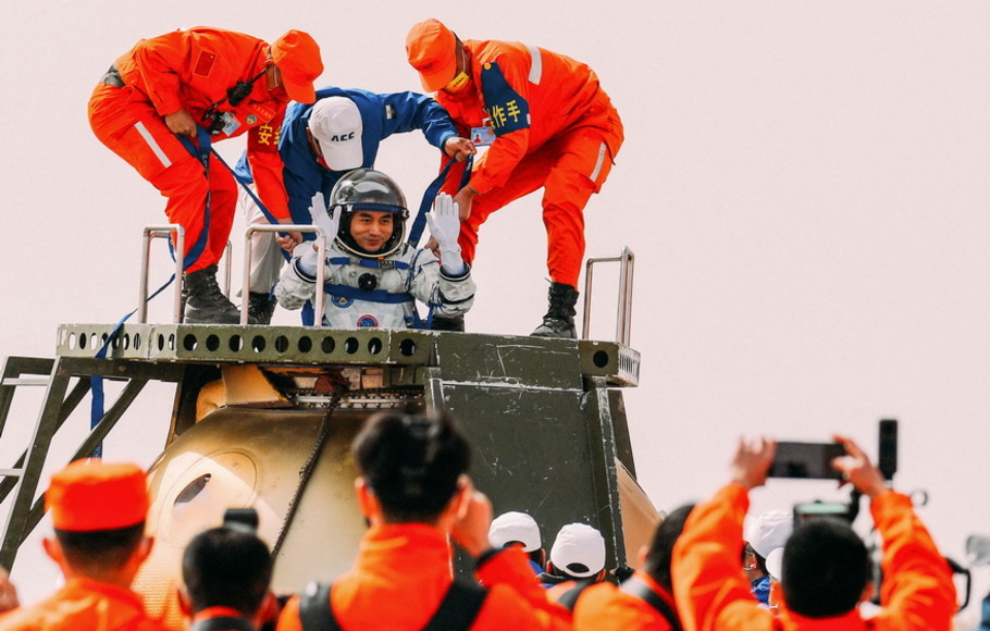 Astronaut Tiongkok Ye Guangfu (tengah) dibantu oleh petugas untuk meninggalkan kapsul pesawat ruang angkasa Shenzhou-13 setelah mendarat di Mongolia Dalam, Tiongkok pada Sabtu 16 April 2022.