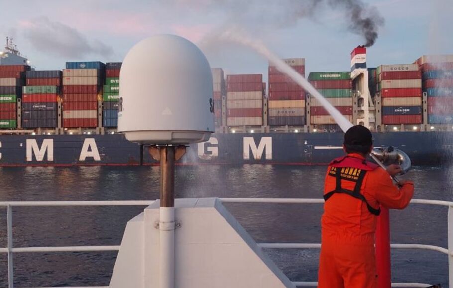 Upaya pemadaman api kapal kargo berbendera Malta CMA CGM Lisa Marie di Perairan Sabang.