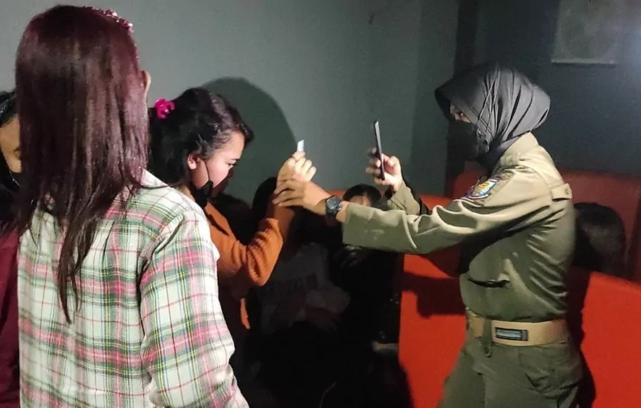 Satuan Polisi Kota Tangerang Selatan menggerebek empat tempat hiburan malam yang nekat beroperasi selama Ramadan.