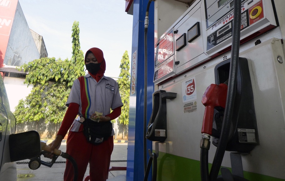 Petugas melayani pengisian BBM di SPBU 24.351.126 Jalan Pangeran Antasari, Bandar Lampung, Lampung, Selasa (19/4/2022).
