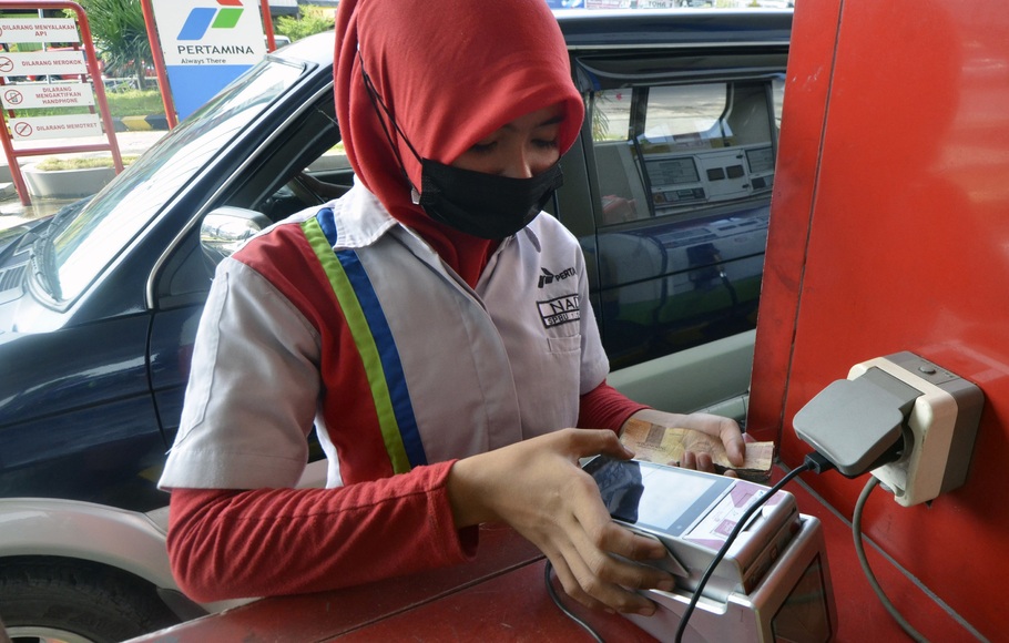 Petugas memasukkan data menggunakan kartu kendali (Fuel Card) bagi konsumen yang mengisi Bahan Bakar Minyak (BBM) solar bersubsidi di SPBU 24.351.126 Jalan Pangeran Antasari, Bandar Lampung, Lampung, Selasa (19/4/2022).