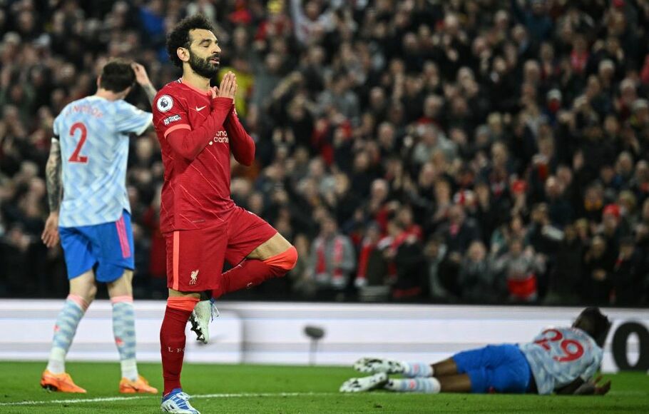 Pemain Liverpool Mohamed Salah meluapkan kegembiraan setelah mencetak gol ke gawang Manchester United dalam lanjutan Liga Inggris di Stadion Anfield, Liverpool, Selasa 19 April 2022.