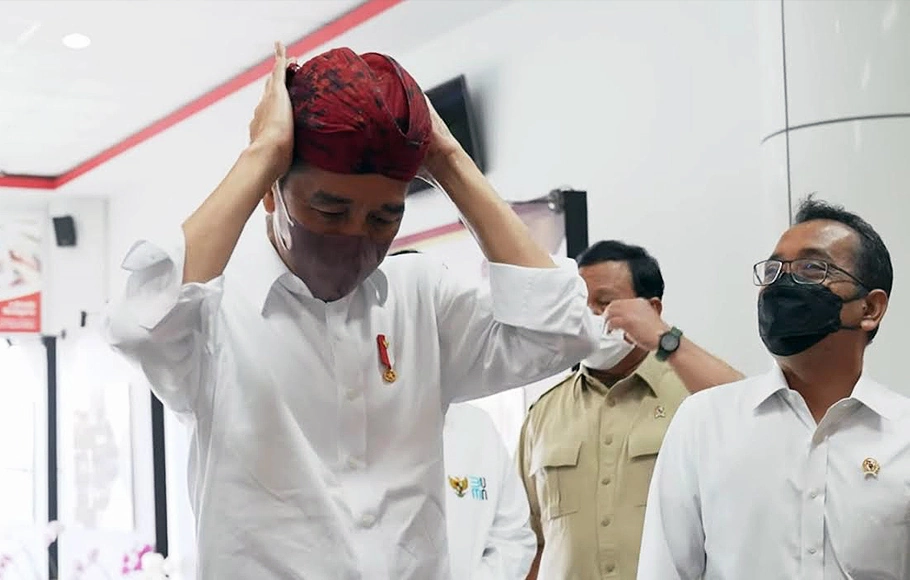 Presiden Jokowi membeli satu udeng blangkon di stan kerajinan lokal khas Madura yang berada di ruang tunggu Bandara Trunojoyo, Sumenep, Jawa Timur, Rabu, 20 April 2022.