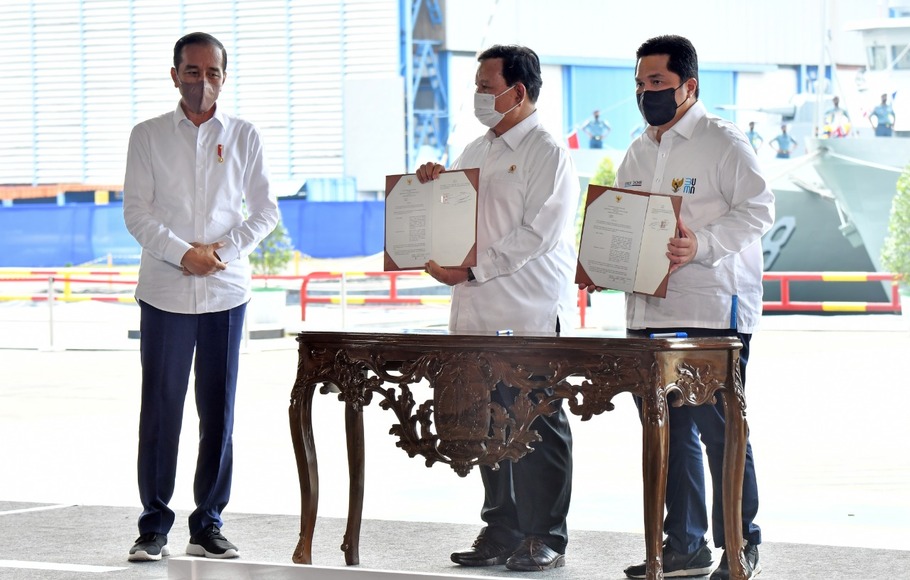 Presiden Joko Widodo, Menhan Prabowo Subianto dan Menteri BUMN Erick Thohir pada peluncuran holding BUMN Defend ID di Surabaya, Rabu, 20 April 2022.