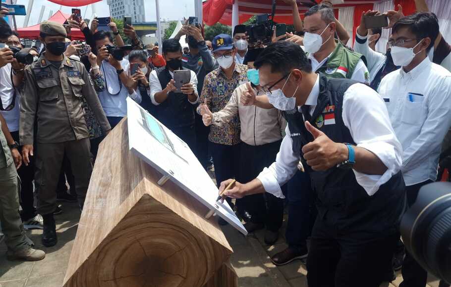 Gubernur Jawa Barat Ridwan Kamil didampingi Plt Wali Kota Bekasi Tri Adhianto meresmikan wisata air Kalimalang, Jalan M Hasibuan, Bekasi Selatan, Rabu, 20 April 2022.